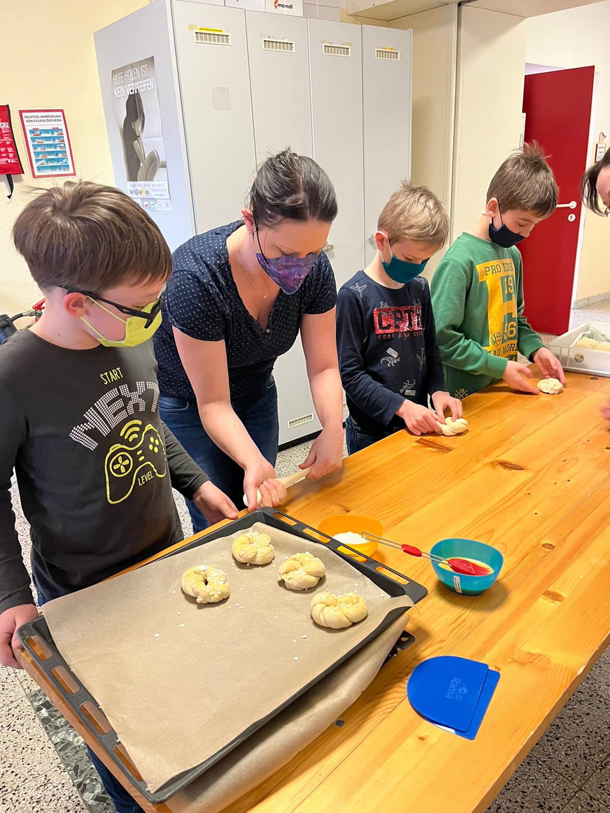 Osternester backen - 4. Klasse - Volksschule Steinbach an der Steyr
