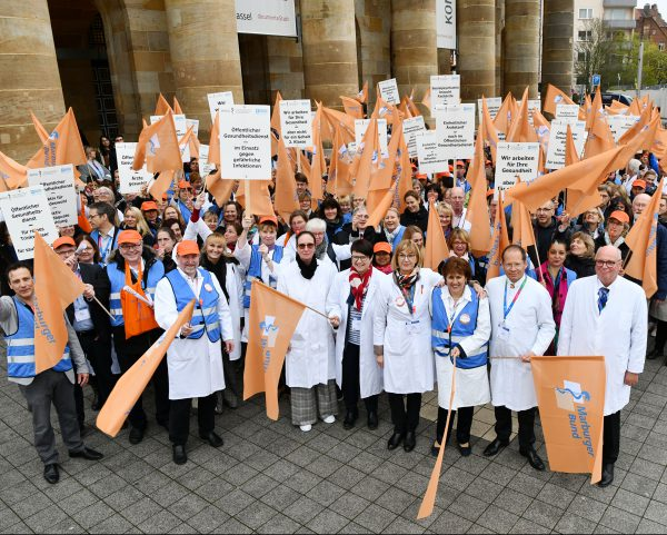 Über 600 Ärztinnen und Ärzte aus dem Öffentlichen Gesundheitsdienst unterstützten auf der Kundgebung vor dem Kongresspalais in Kassel lautstark diese Forderungen.