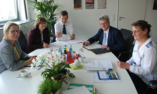 Zu Gast bei Gesundheitsministerin Klepsch, Referatsleiterin Heidrun Böhm und Abteilungsleiter Dr. Stephan Koch: LV-Vorsitzender Dr. Harald Uerlings, Leiter Gesundheitsamt Chemnitz und dessen 1. Stellvertreterin Dr. Grit Hantzsche, Fachzahnärztin ÖGW im Ge