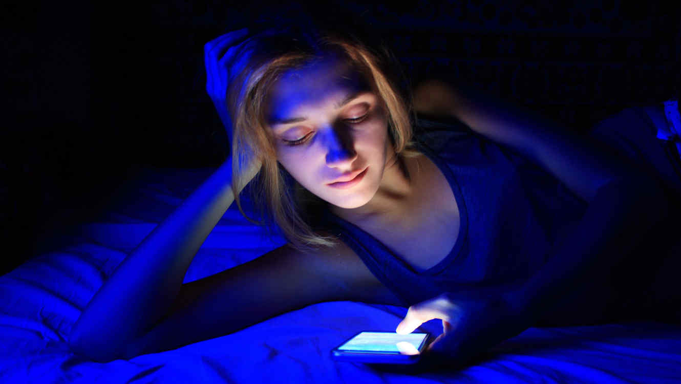 La luz azul de la pantalla de tu móvil acelera la ceguera.