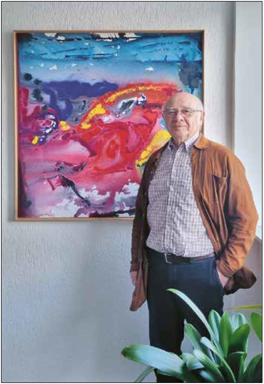 Klaus Straßheim vor seinem Bild „Narrenkappe“