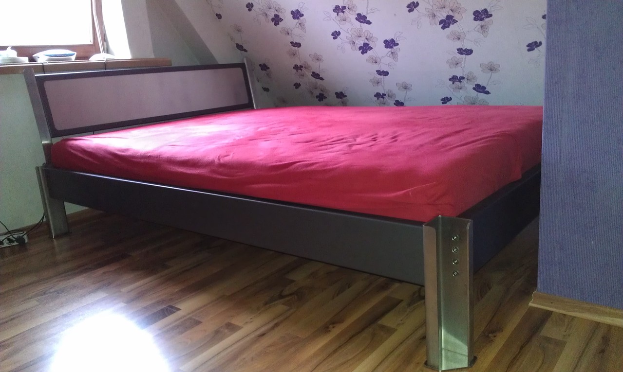 Modern designtes Bett aus Edelstahl und Farbbeschichtetem Aluminium