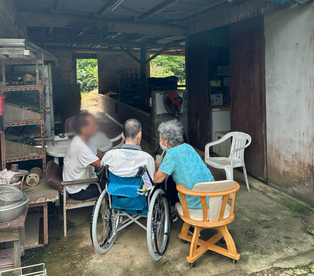 施設からの久しぶりの外出は、バンナ岳麓の大好きな畑へ。弟さんの牛小屋でゆんたく（おしゃべり）タイム。