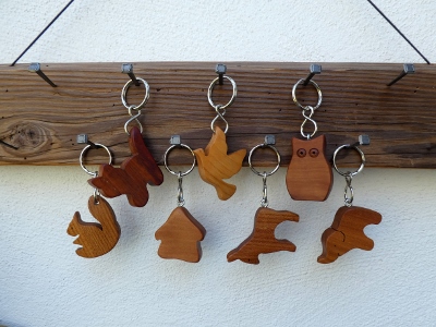 Schlüsselanhänger aus Holz - Schwein aus Walnuss