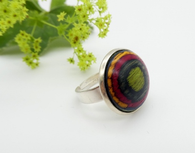 Ring mit buntem Holz