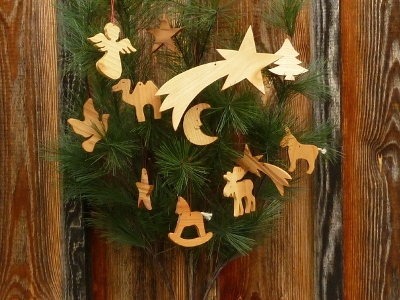 Weihnachtsbaumschmuck-Anhänger aus Holz