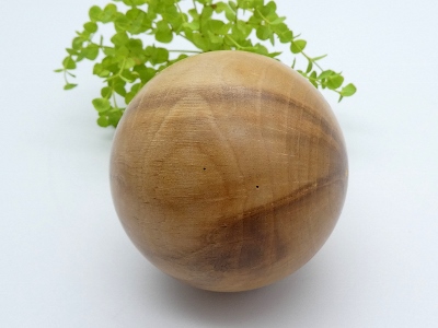 Holzkugel aus Haselnuss, 64 mm