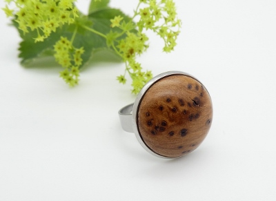 Ring mit Thuja-Maserholz