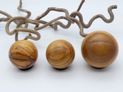 3 Holzkugeln aus Olivenholz mit feinen Rissen