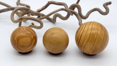 3 Holzkugeln aus Olivenholz mit feinen Rissen