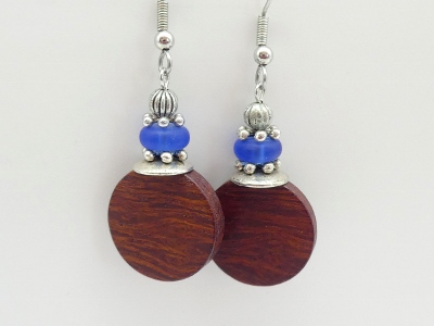 Ohrringe aus Sheoak & blaue Glasperlen