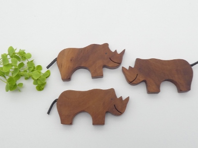 Nashorn Magnet aus Birnenholz