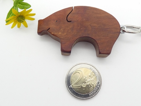Schlüsselanhänger Schwein aus Birnenholz