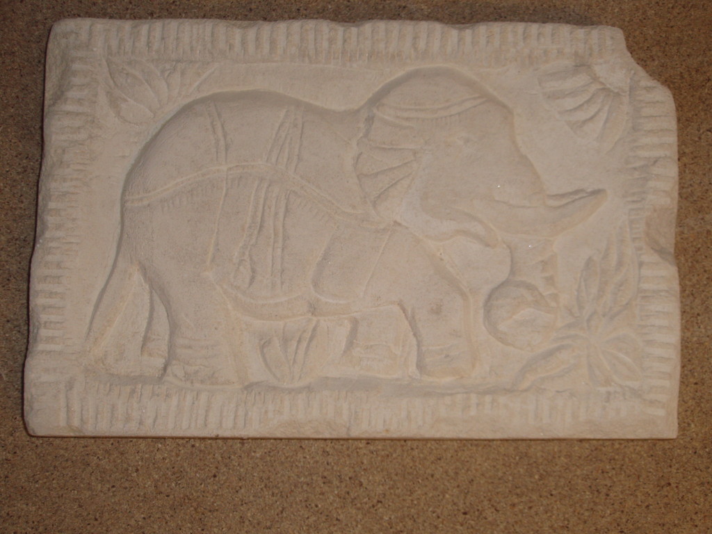 Bas relief éléphant - Calcaire