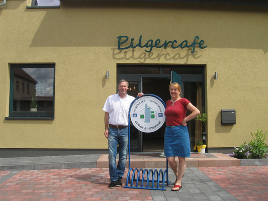 Petra Schumacher und Ewald Reichstein vor dem Eingang ins Pilgercafe