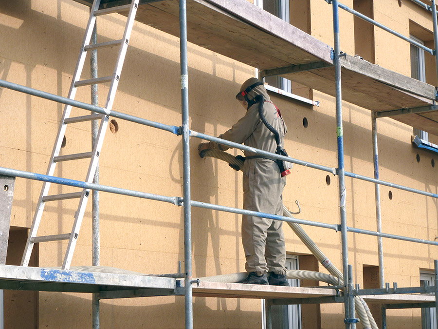 STEICOzell Einblasdämmung Verarbeitung an der Fassade