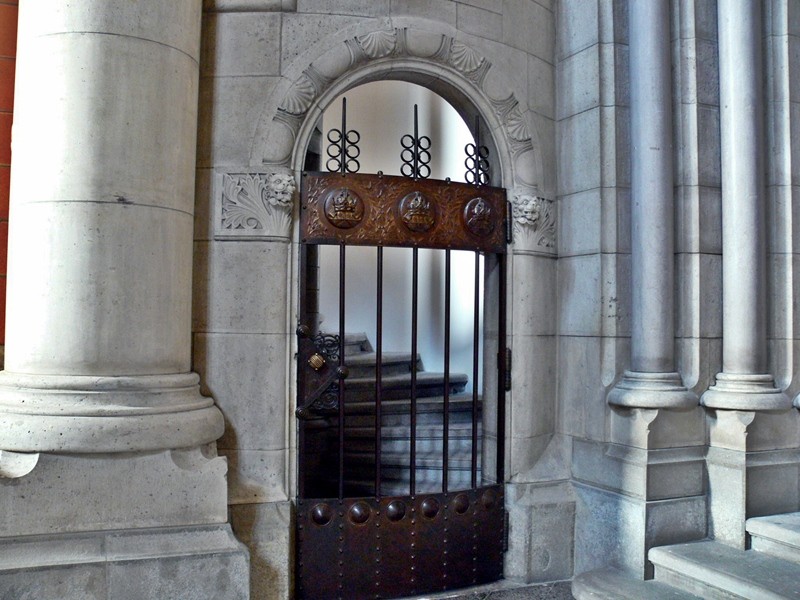 Innenaufgang - Franz von Assisi-Kirche am Mexikoplatz