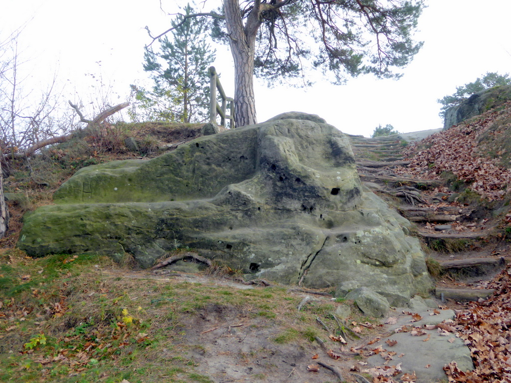 Der "Felsenthron" und die Liegefläche direkt links daneben