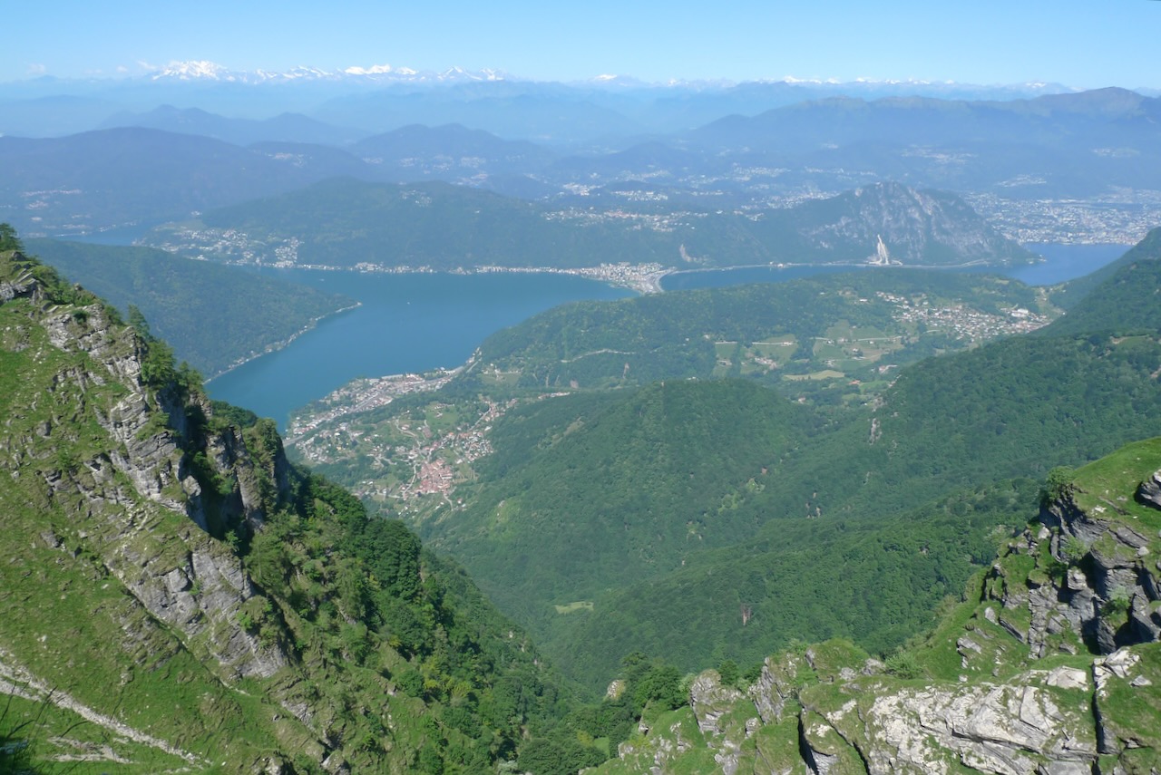 Blcik über die steile Nordwestseite des Generoso zum Lago di Lugano