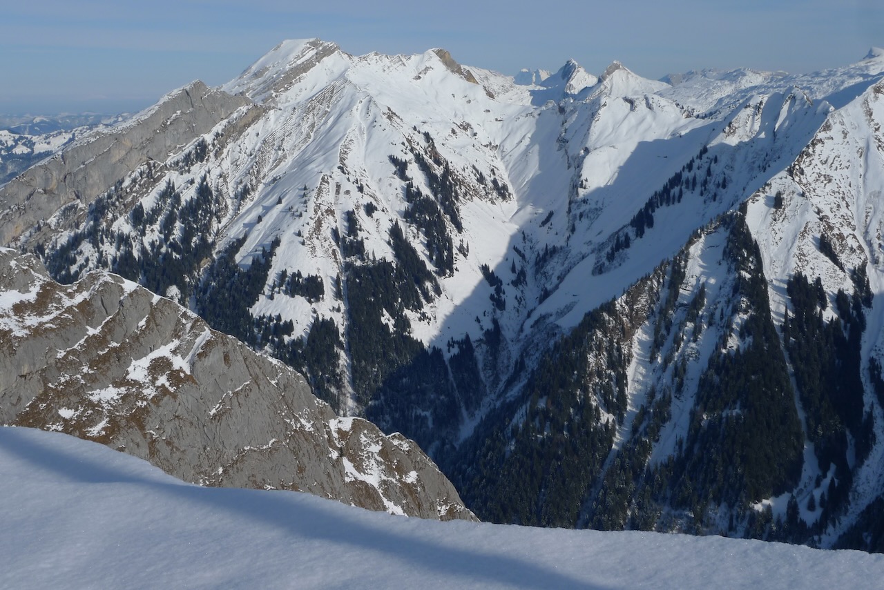 Weitere Skitourengipfel wie der Mutteristock im Hintergrund