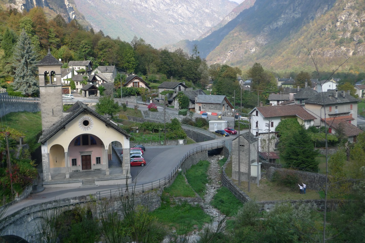 Nach langem Abstieg nun in Rovana im Valle Maggia