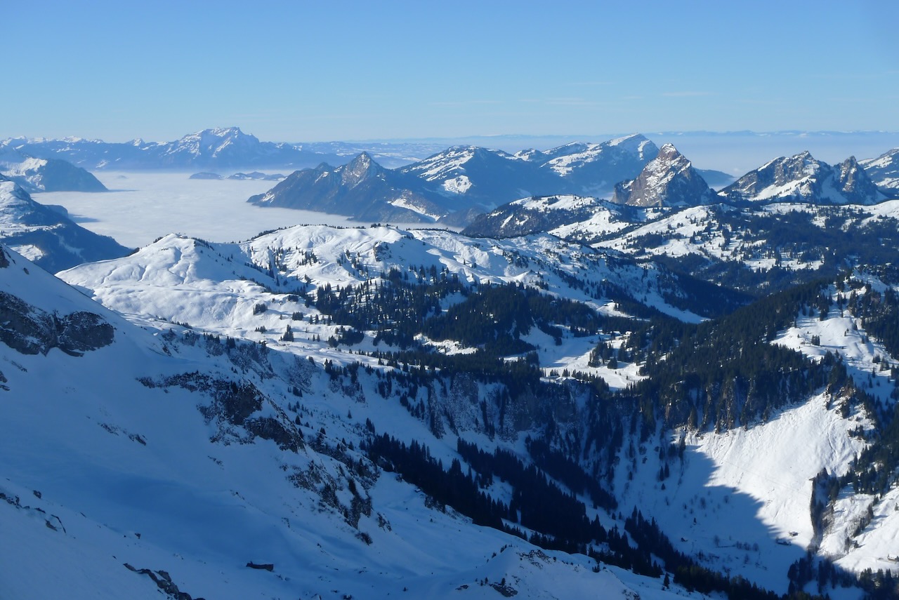 Blick über das Hoch-Ybrig Skigebiet zum Rigi, unter dem Nebel der Vierwaldstättersee