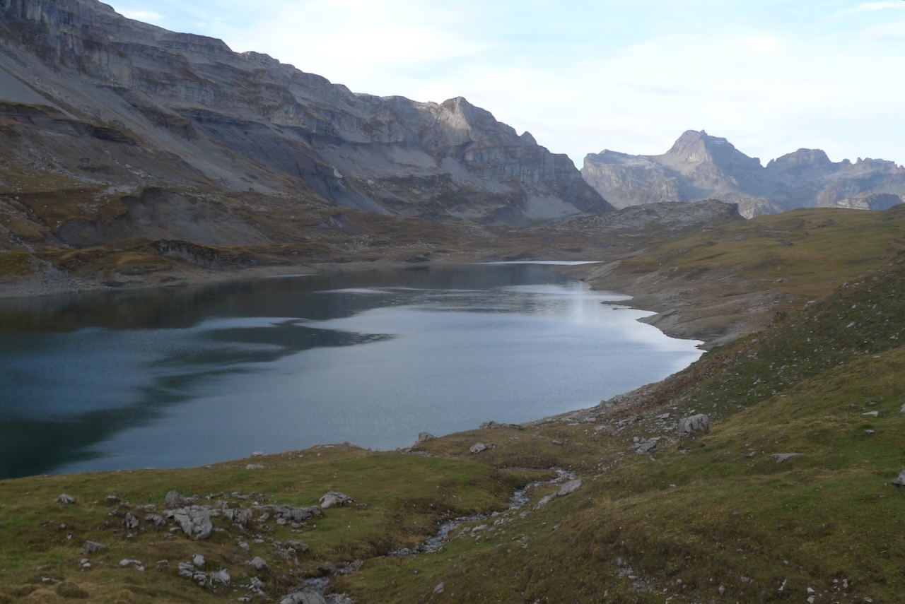 Glattalpsee am Morgen, hier wurden die tiefsten Temperaturen der Schweiz gemessen