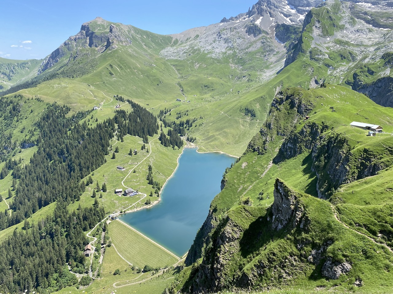 Tiefblick auf den Bannalpsee vom Walenpfad