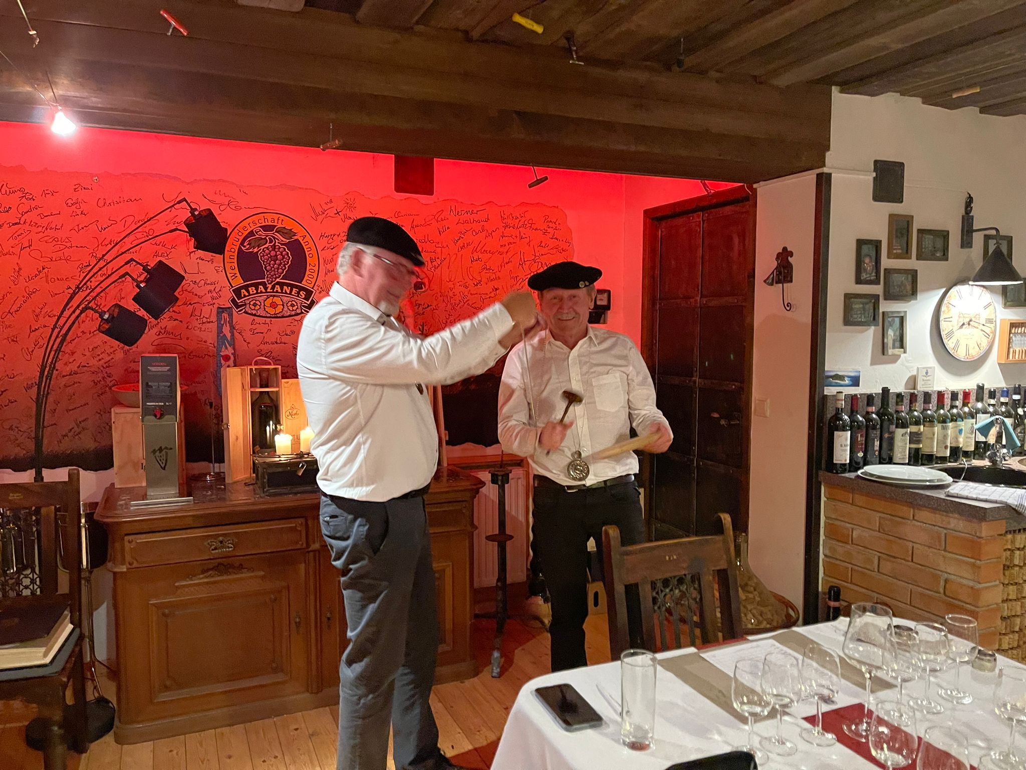 Der amtierende Präsident Wööösch übergibt das Amt an Bruder Sangiovese.