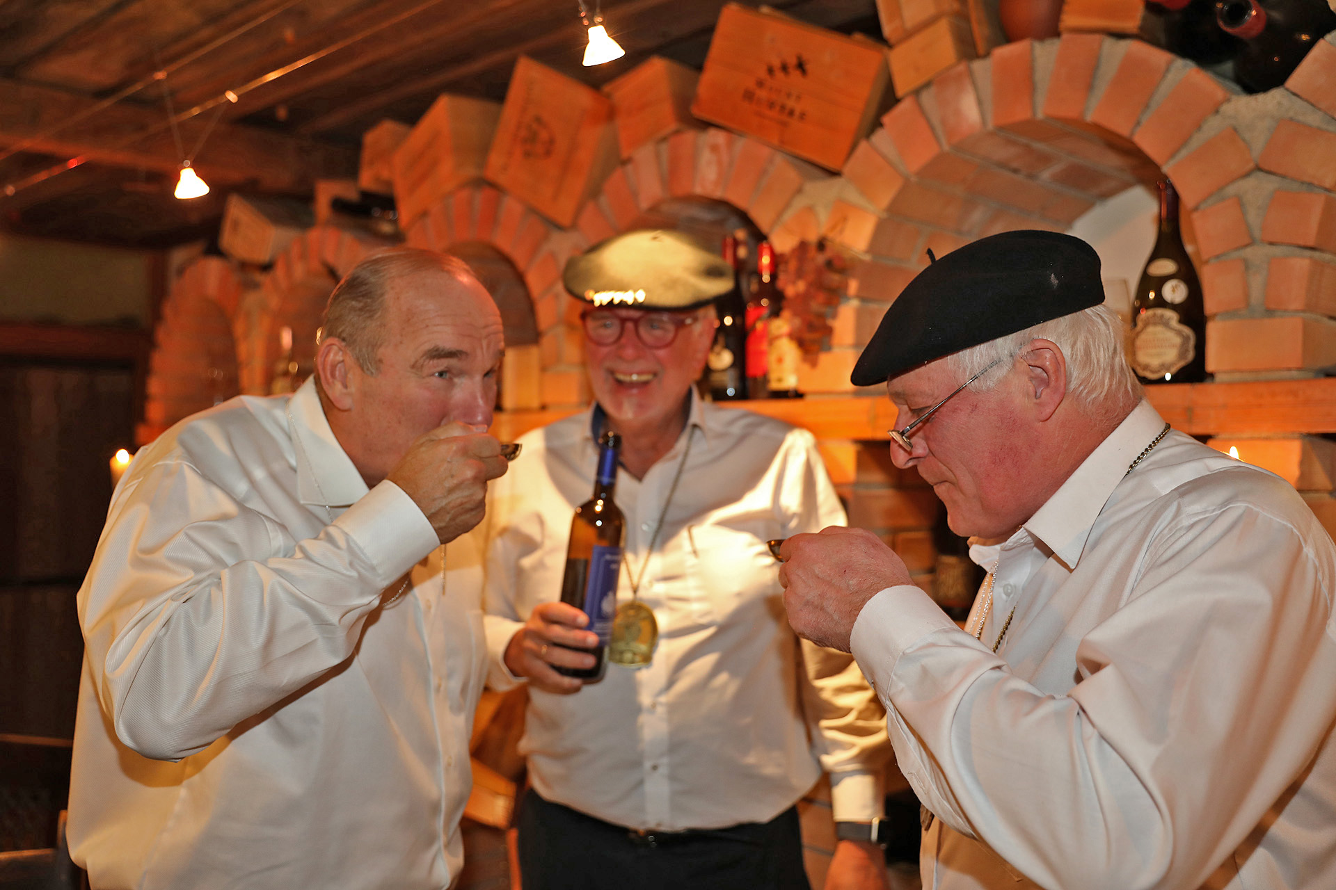 Pilgrim Arno beim Brüdertrinken
