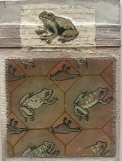 VERGESSENE TROPHÄEN (Frösche) 2007 / 2015 Zeichnung, Grafik-Collage, textile Stoffe, Wachs auf Papier / Karton  18,2 x 13,2 cm