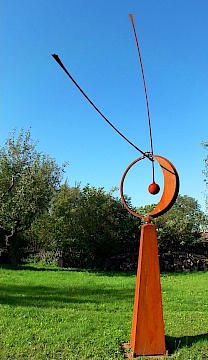 WINDZIRKEL 2012 kinetische Stahlskulptur gebogen/ geschweißt/ geschmiedet/ Drucklager/ Kardangelenk H/B/T 620/290/290 cm Bewegungsradius ca.250 cm