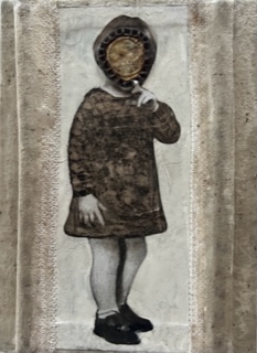 VERGESSENE TROPHÄEN III (Kind) 2006 / 7 Zeichnung, Grafik-Collage, Objekt-Assemblage, textile Stoffe, Wachs auf Papier / textile Stoffe, Karton  18,2 x 13,2 cm