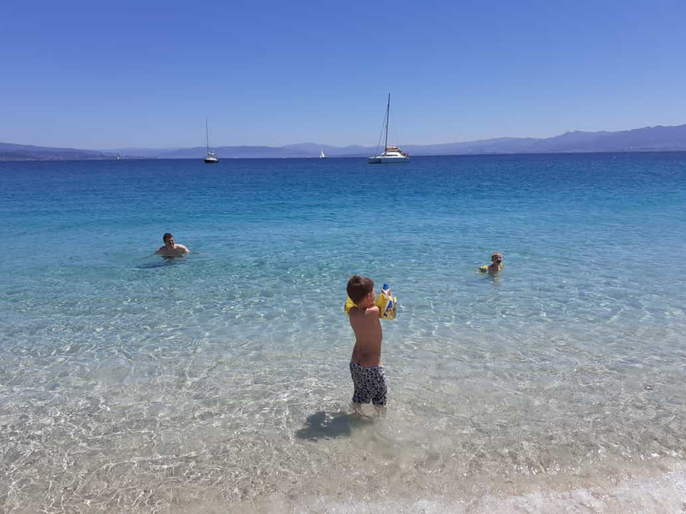 Galizien, im Vordergrund glückliche Kinder, im Hintergrund das Zuhause „die Cape Town.“