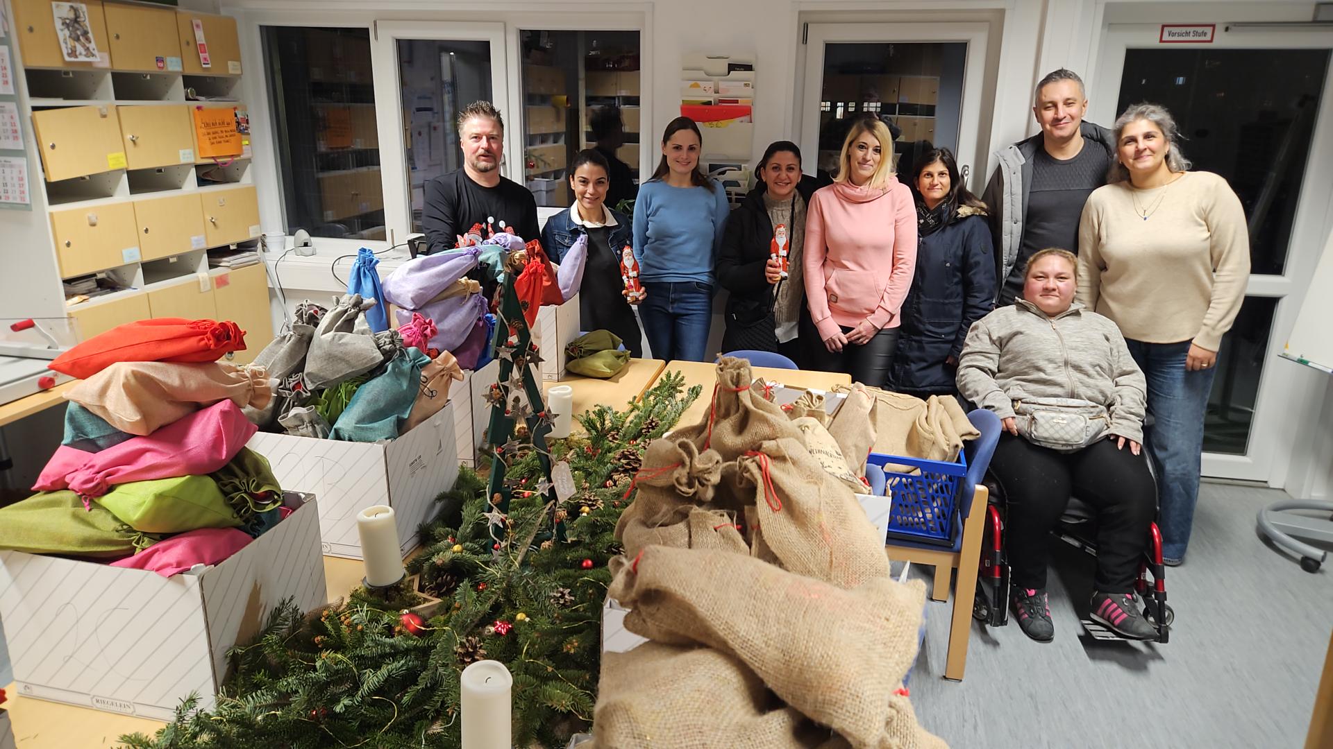 Elternbeirat packt Nikolaussäckchen