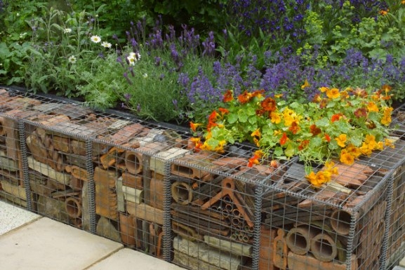 Gabion retaining wall