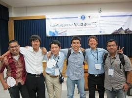 インドネシアのバンドン工科大学(ITB）の学生とともに　（豊橋技術科学大学広報誌『天伯』「ぴっくあっぷ」より転載）