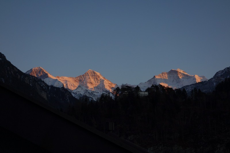 Eiger. Mönch und Jungfrau von Interlaken aus gesehen.