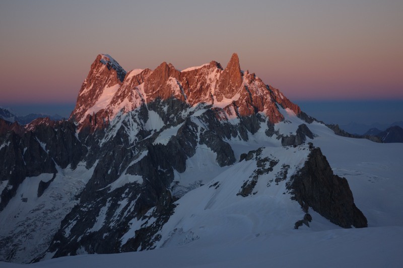 Grandes Jorasses, Dome de Rochefort und Dent du Géant im Abendrot.