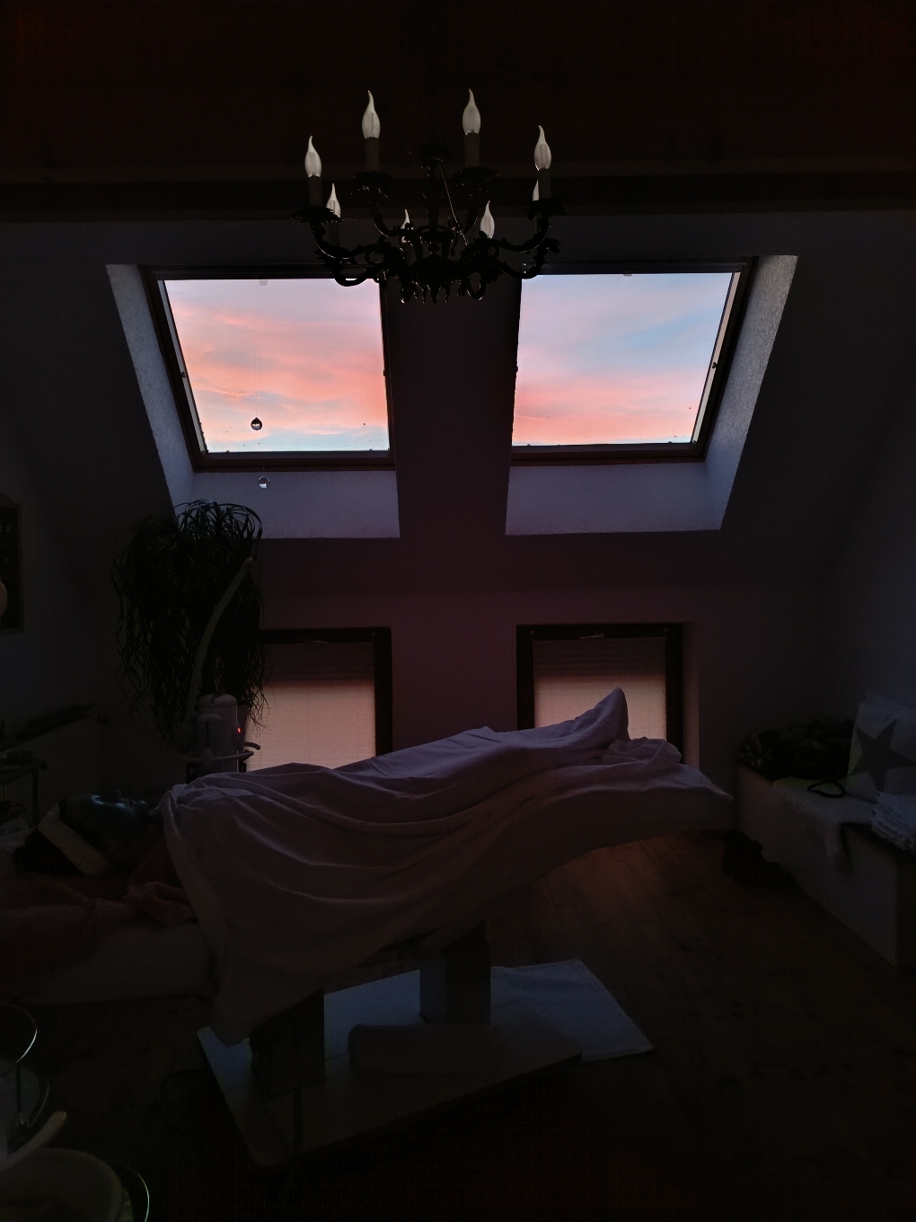  Abenddämmerung, ein schöner bunter Himmel über dem Atelier für Naturkosmetik La Schönerie in Grötzingen