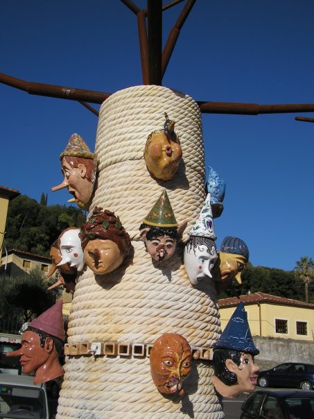 Albero di Pinocchio, 2005 Collodi Lucca. Testa di pinocchio con fatina sul naso.