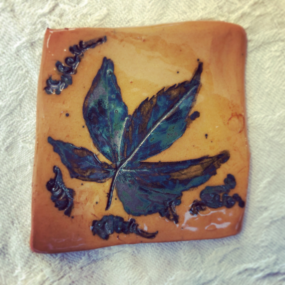 Mattonellina vite. Maiolica e ossidi.