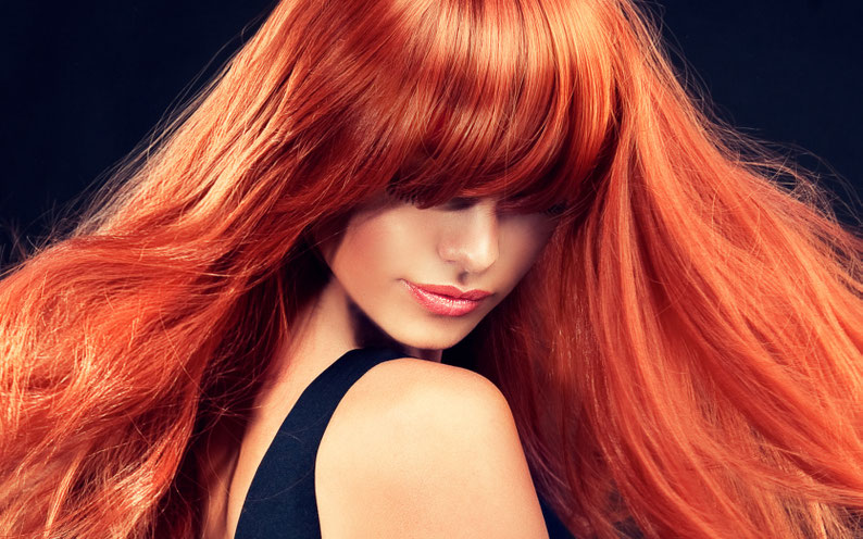 Professionelle Balayage-Technik in langen roten Haaren für einen natürlichen Farbverlauf im Friseursalon