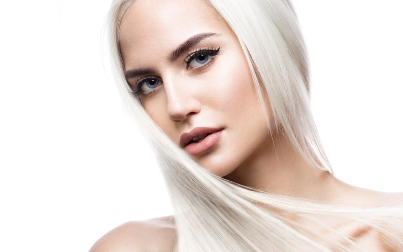 Friseur Styling mit langen blonden Haaren für modernen Damenhaarschnitt und gepflegte Haarpflege