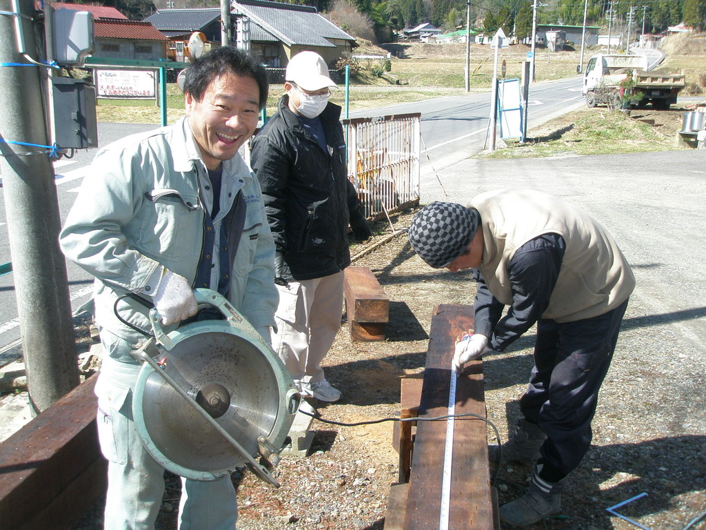 さ～て、製作に取り掛かります。福地の大工の棟梁さんよろしく。