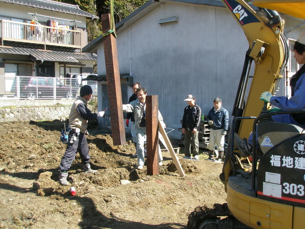 よっしゃ～柱を建てるぞ！1本６０ｋｇの枕木をユンボで吊ります