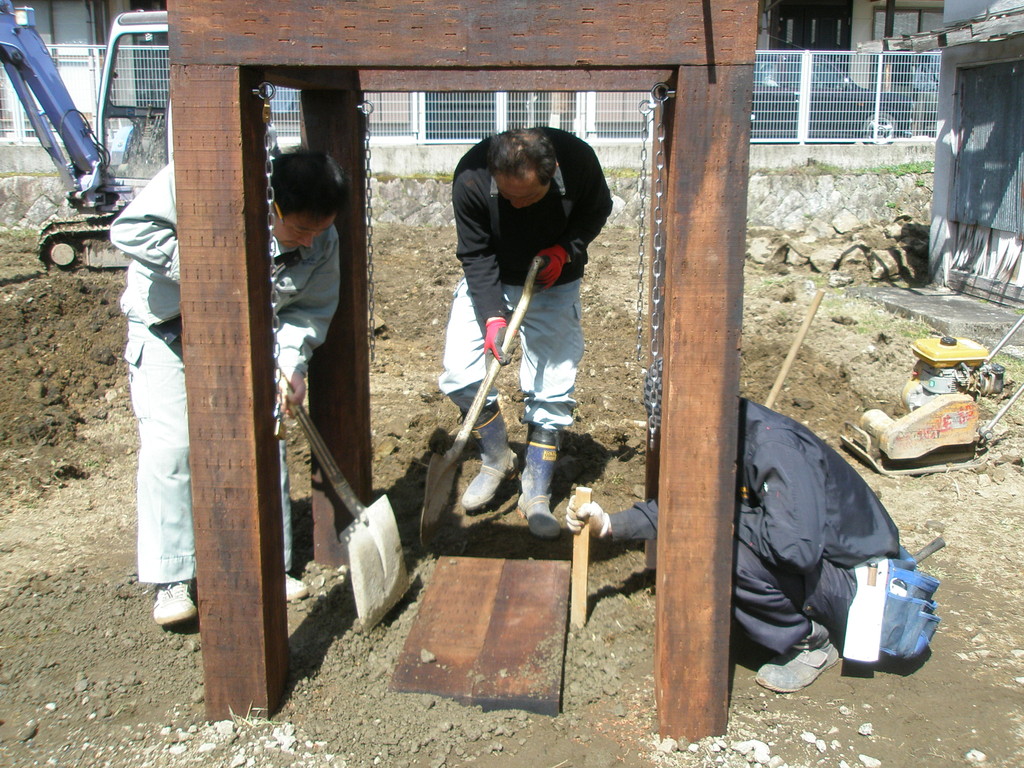 余った枕木を中心部に埋め込み（予定外）これが良いセンスになった　これで9本きれいに使い切りました