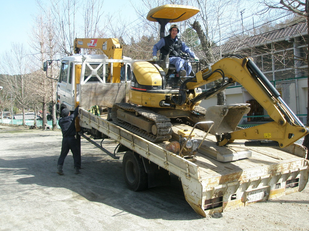 福地建設のユンボも登場　 サンダーバードみたい