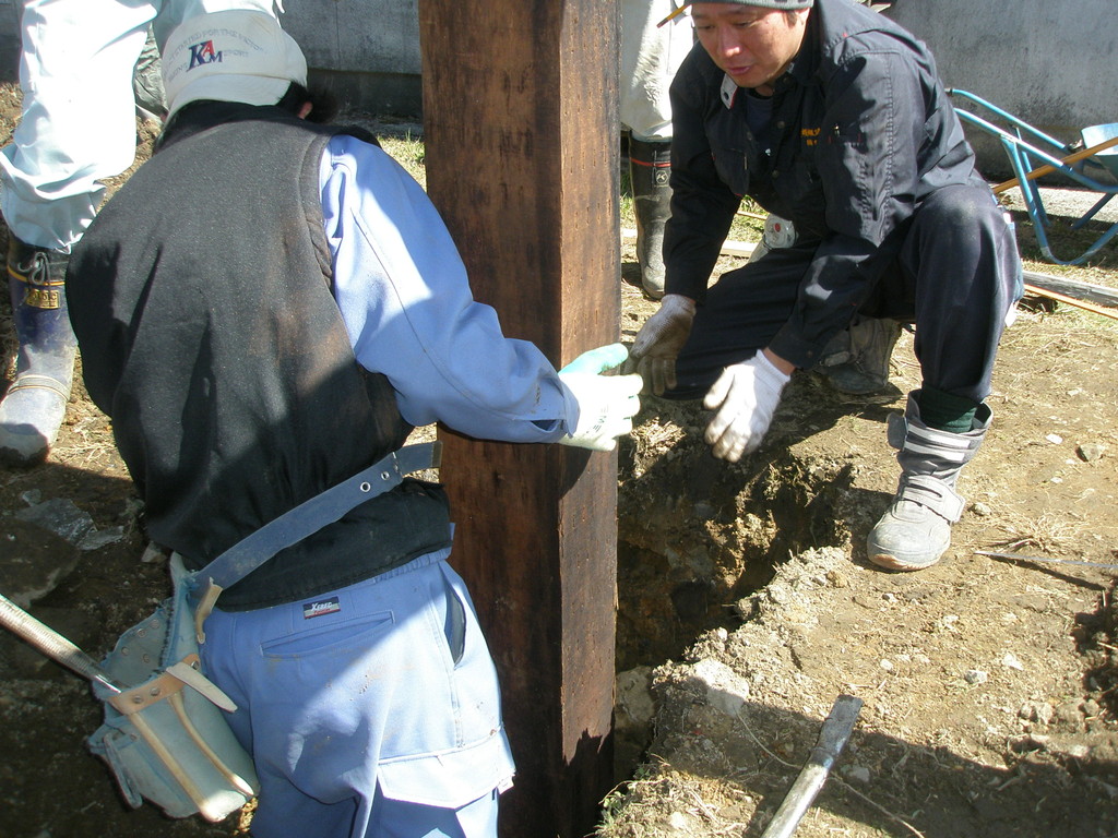 ヨッコイショ　水平機で垂直に建てます