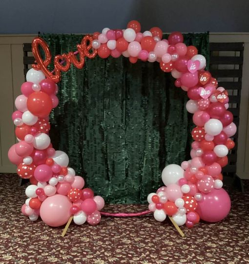 Air-Filled Circle Arch Valentine Pinks Red White